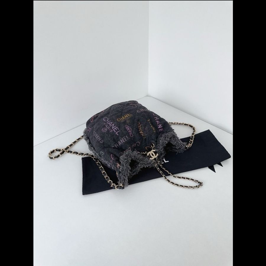 Chanel香奈兒黑丹寧牛仔 彩色字母塗鴉 抽繩鏈條水桶包小號 99新✨️-3