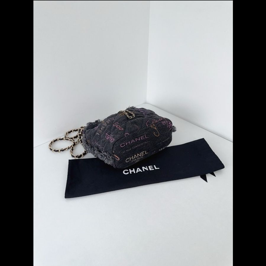 Chanel香奈兒黑丹寧牛仔 彩色字母塗鴉 抽繩鏈條水桶包小號 99新✨️-5