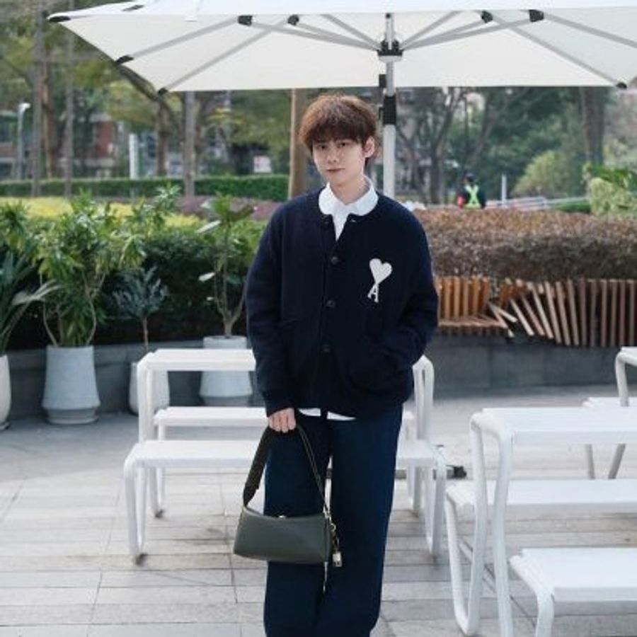 💎Han's house精品服飾💎AMI PARIS 愛心 毛衣 開衫 外套 葡萄牙製 男女共穿 可手水洗 現貨 原價21700-1