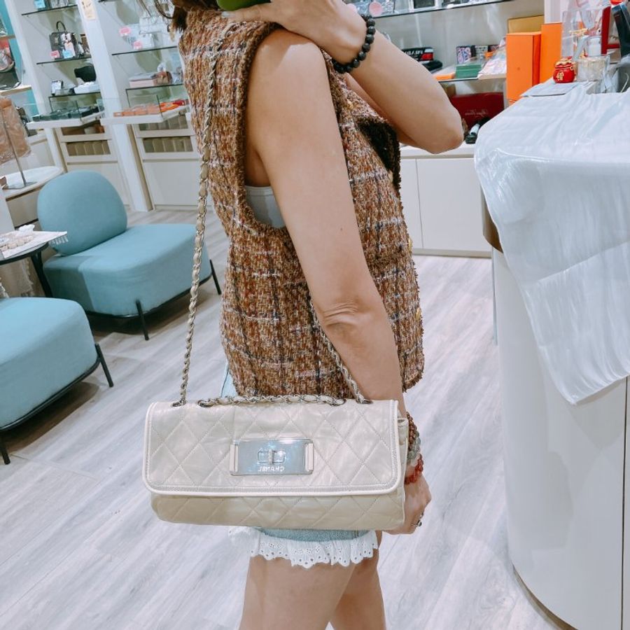TK2112	香奈兒 杏色 翻蓋肩背包  Mademoiselle East-West Flap Beige X PHW-2