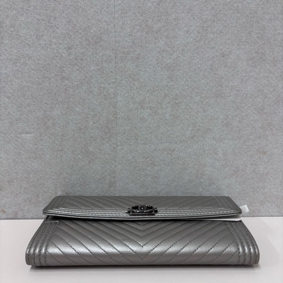 Chanel Boy V紋銀色長款翻蓋錢包-2