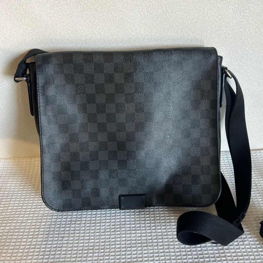 路易威登/Louis Vuitton 黑色棋盤格男士斜挎包 男士單肩包斜挎包底長30cm.13-0