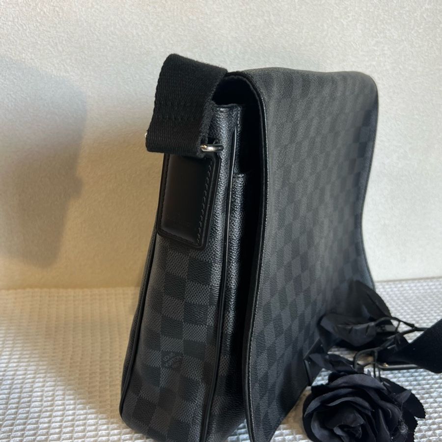 路易威登/Louis Vuitton 黑色棋盤格男士斜挎包 男士單肩包斜挎包底長30cm.13-1