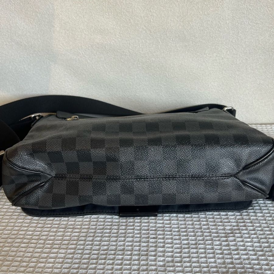 路易威登/Louis Vuitton 黑色棋盤格男士斜挎包 男士單肩包斜挎包底長30cm.13-3