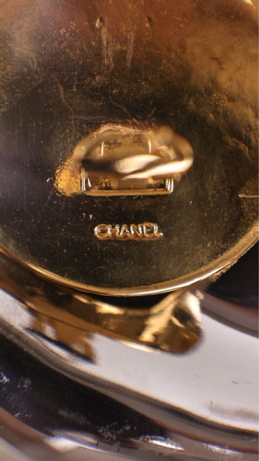 Chanel 黑金CC星星图案圆形耳夹-4