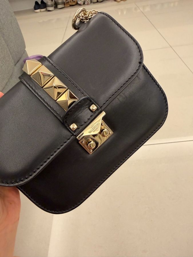 VALENTINO黑色淡金釦鉚釘小牛皮翻蓋鍊包-13