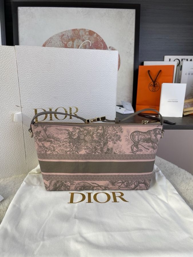 Dior 迪奧動物園系列粉色飯盒合 尺寸22*13 配塵袋-1