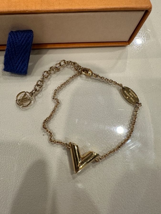 Louis Vuitton Essental V 手鍊 金色-1