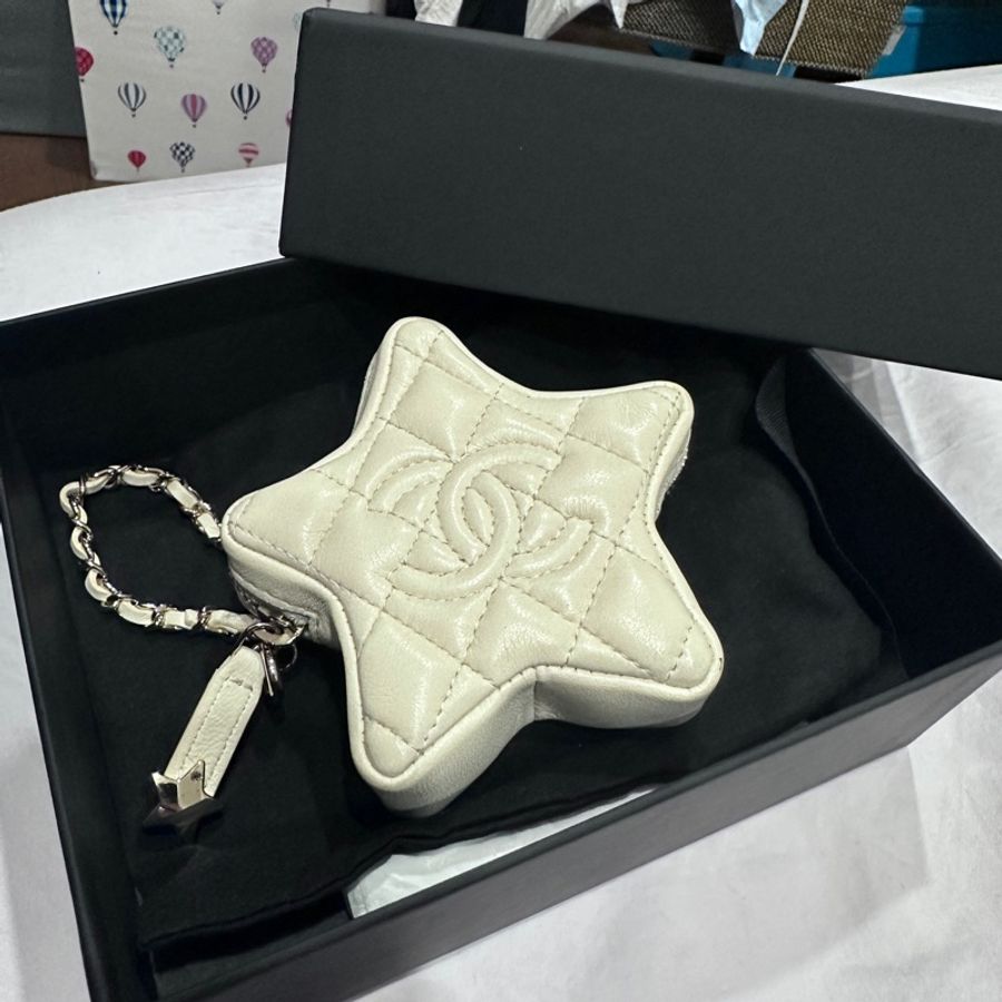 全新Chanel 2025/26 CRUISE 星星迷你包吊飾 淡米色-0