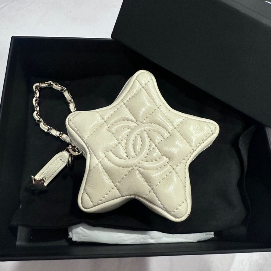 全新Chanel 2025/26 CRUISE 星星迷你包吊飾 淡米色-1