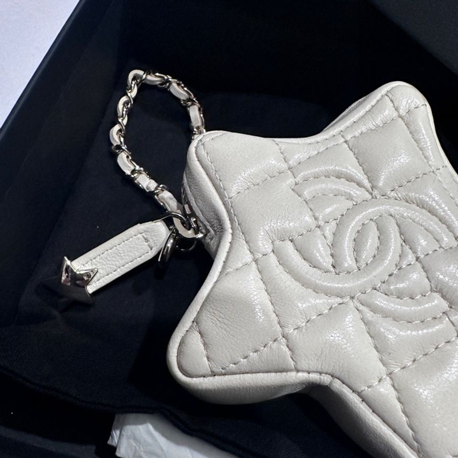 全新Chanel 2025/26 CRUISE 星星迷你包吊飾 淡米色-2
