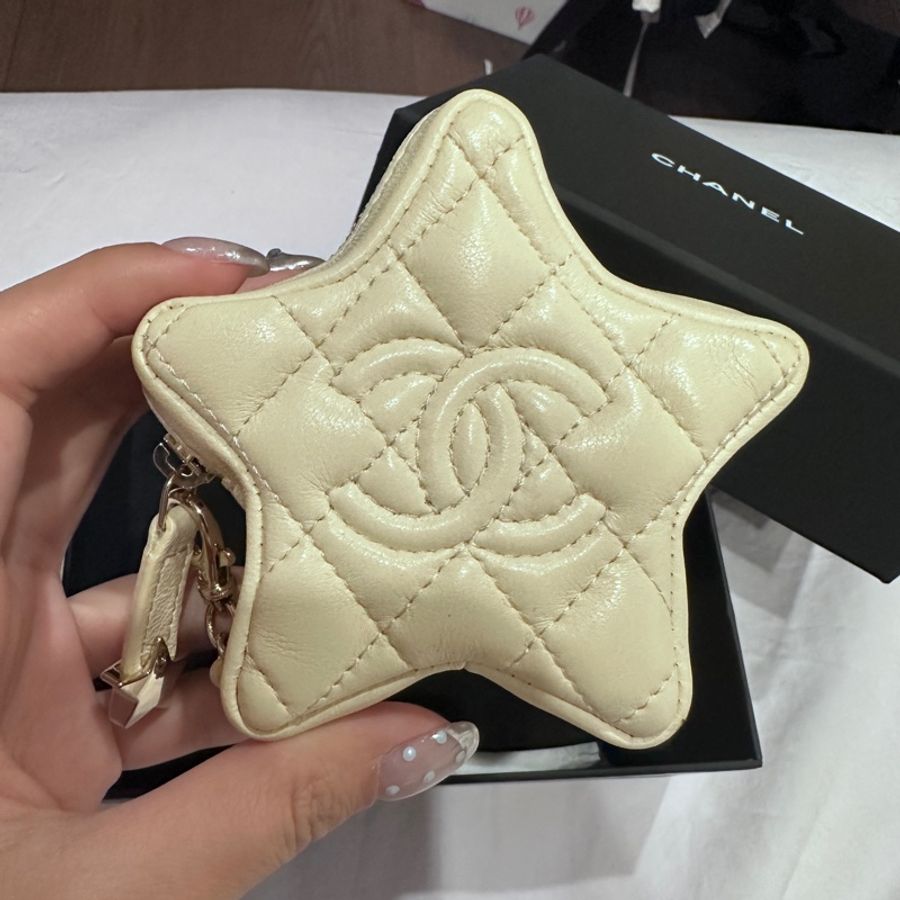 全新Chanel 2025/26 CRUISE 星星迷你包吊飾 淡米色-3