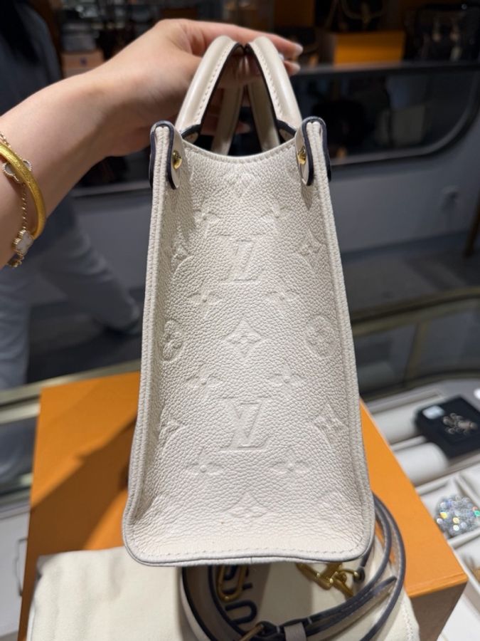 Louis Vuitton 路易威登 onthego 小號奶油白壓紋粒面牛皮革 尺寸:25 x 19 x 11.5 附件:塵袋 盒子。-4