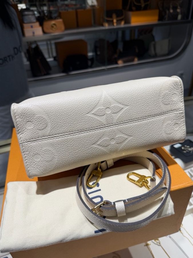 Louis Vuitton 路易威登 onthego 小號奶油白壓紋粒面牛皮革 尺寸:25 x 19 x 11.5 附件:塵袋 盒子。-5