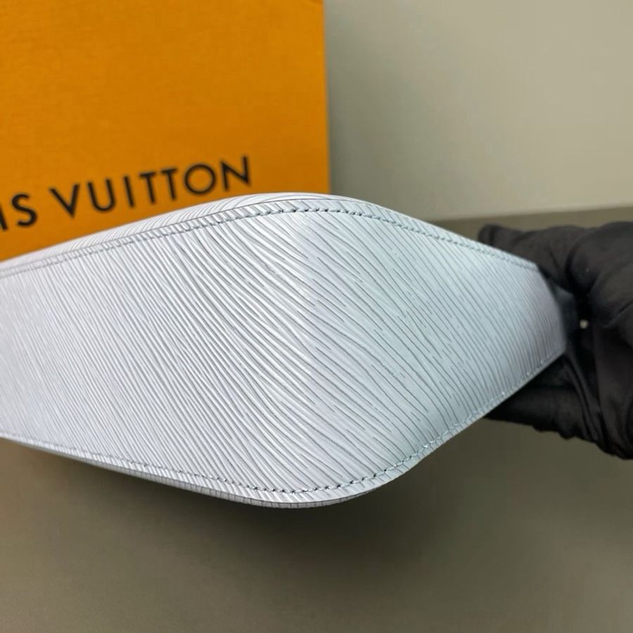 【威選精品|LV Marelle 淺藍色銀扣斜背包|芯片款】-8