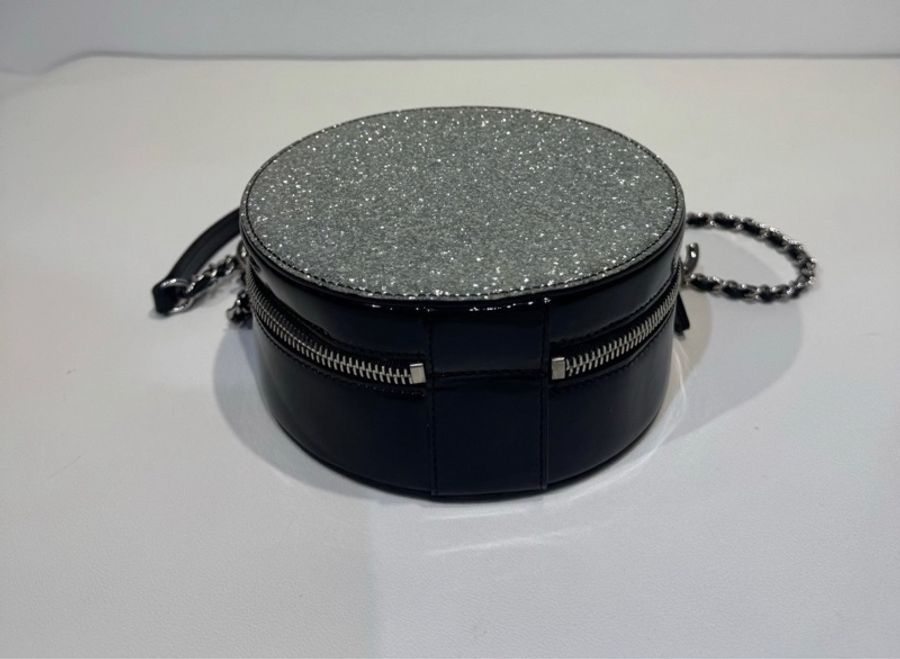 【威選精品|Chanel 星空亮片圓餅包 黑銀配色】-8