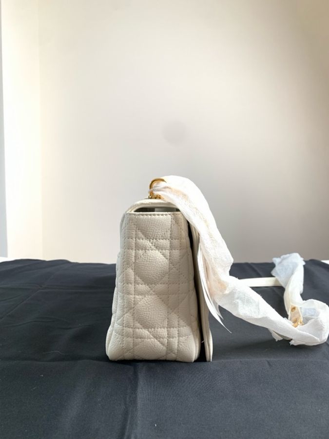 999新迪奧 Dior Caro 白色 經典藤格紋邂逅綿柔小羊皮 復古金屬扣輕鎖優雅 可腋下可斜挎 尺寸:29 x 18 x 10-2