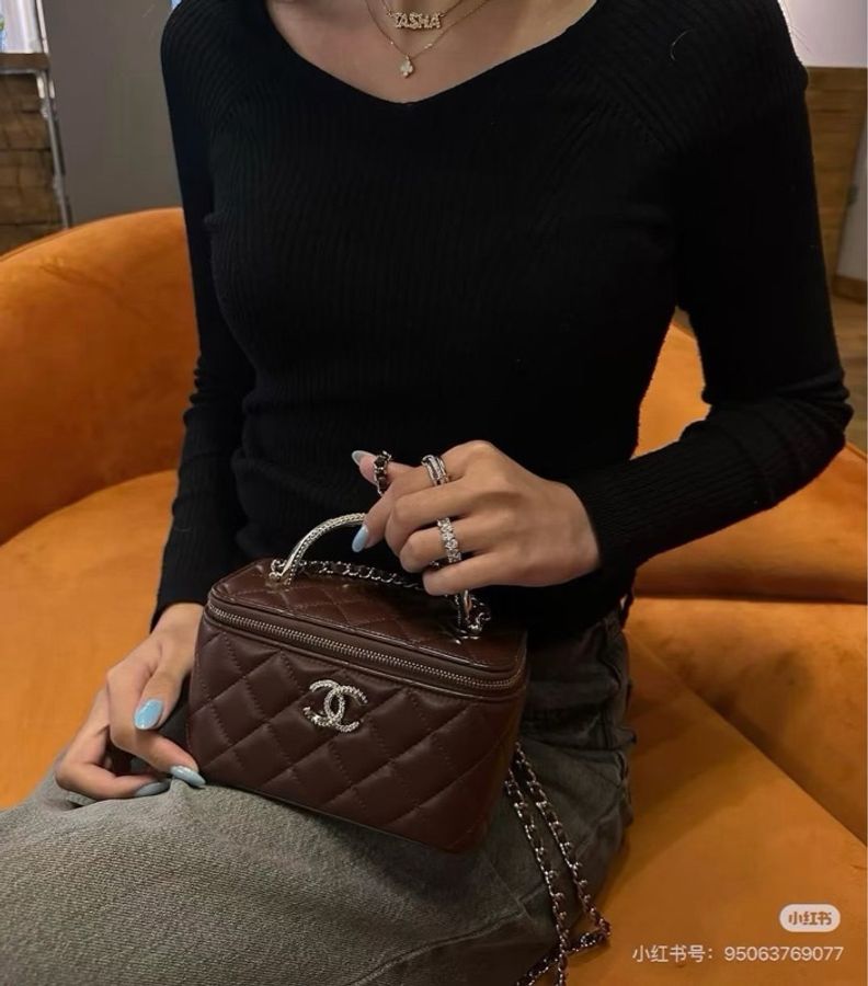 【威選精品|CHANEL 酒紅水鑽手柄盒子化妝包】-1