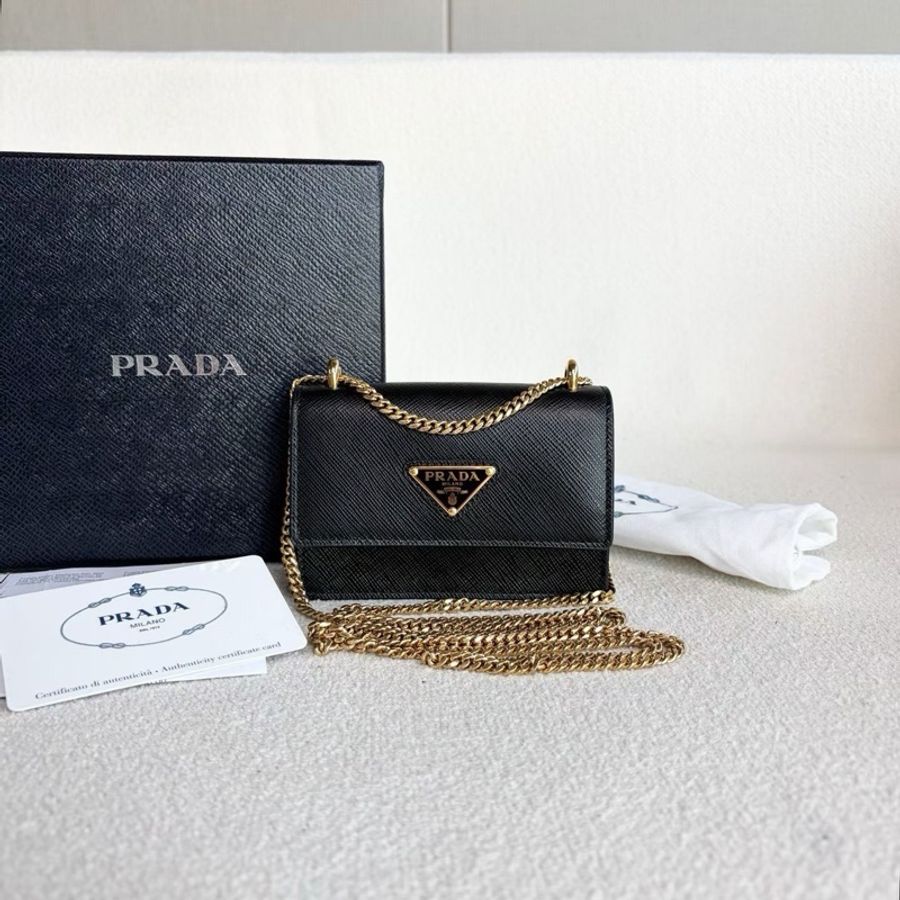 【威選精品|PRADA Saffiano 迷你鏈條卡片夾】-0