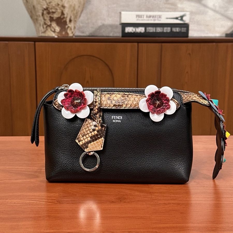 【威選精品|FENDI By The Way 限量版花朵蛇皮手柄肩背斜背包】-2