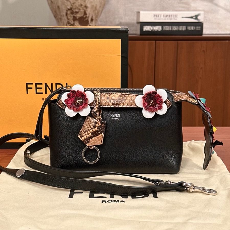 【威選精品|FENDI By The Way 限量版花朵蛇皮手柄肩背斜背包】-5