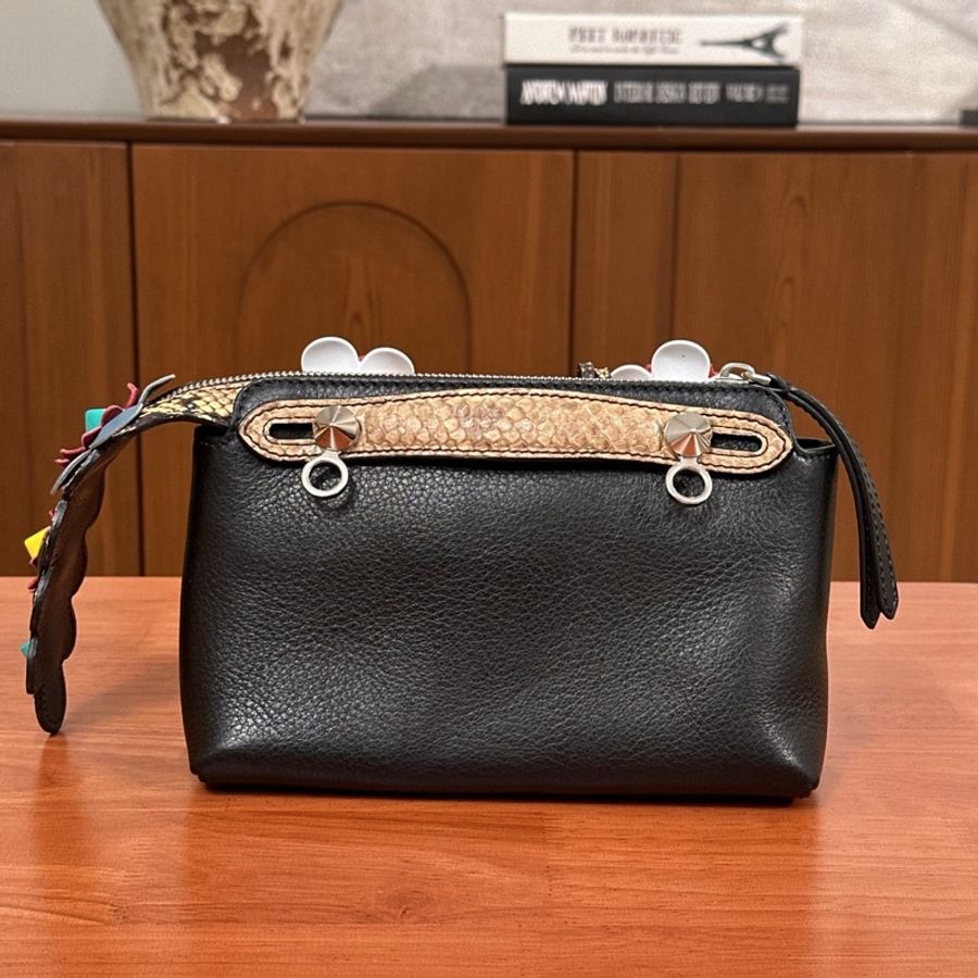 【威選精品|FENDI By The Way 限量版花朵蛇皮手柄肩背斜背包】-6