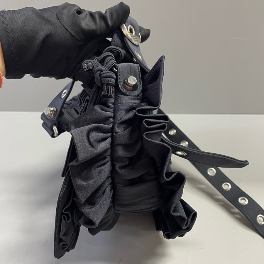 Balenciaga 巴黎世家 黑銀降落傘 le cagole xs 荷葉邊豌豆包 月牙包機車包肩背包斜背包-4