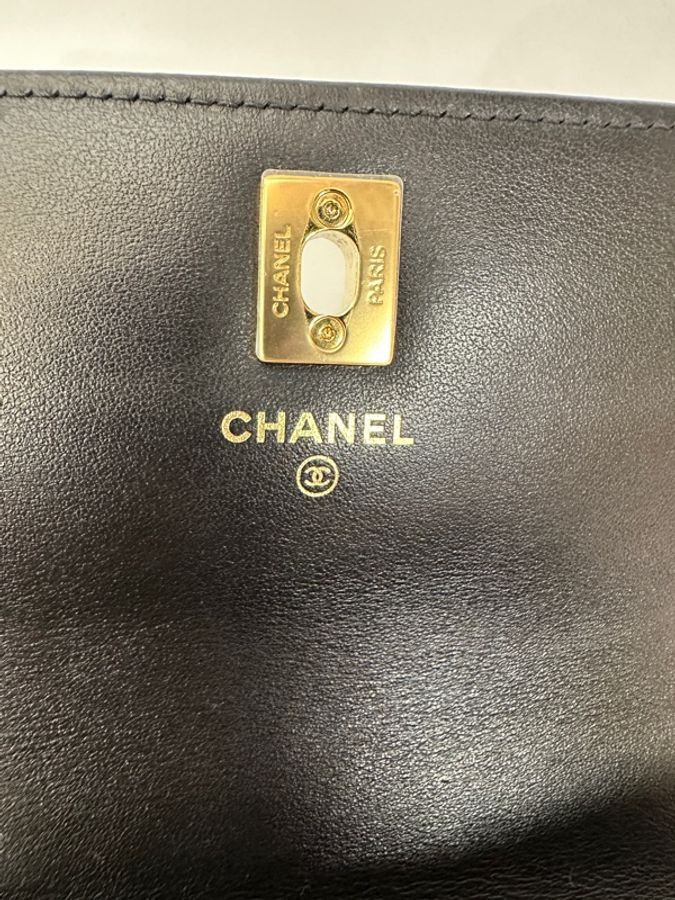 Chanel 黑荔枝牛皮金釦CF吊飾 風琴Woc-10