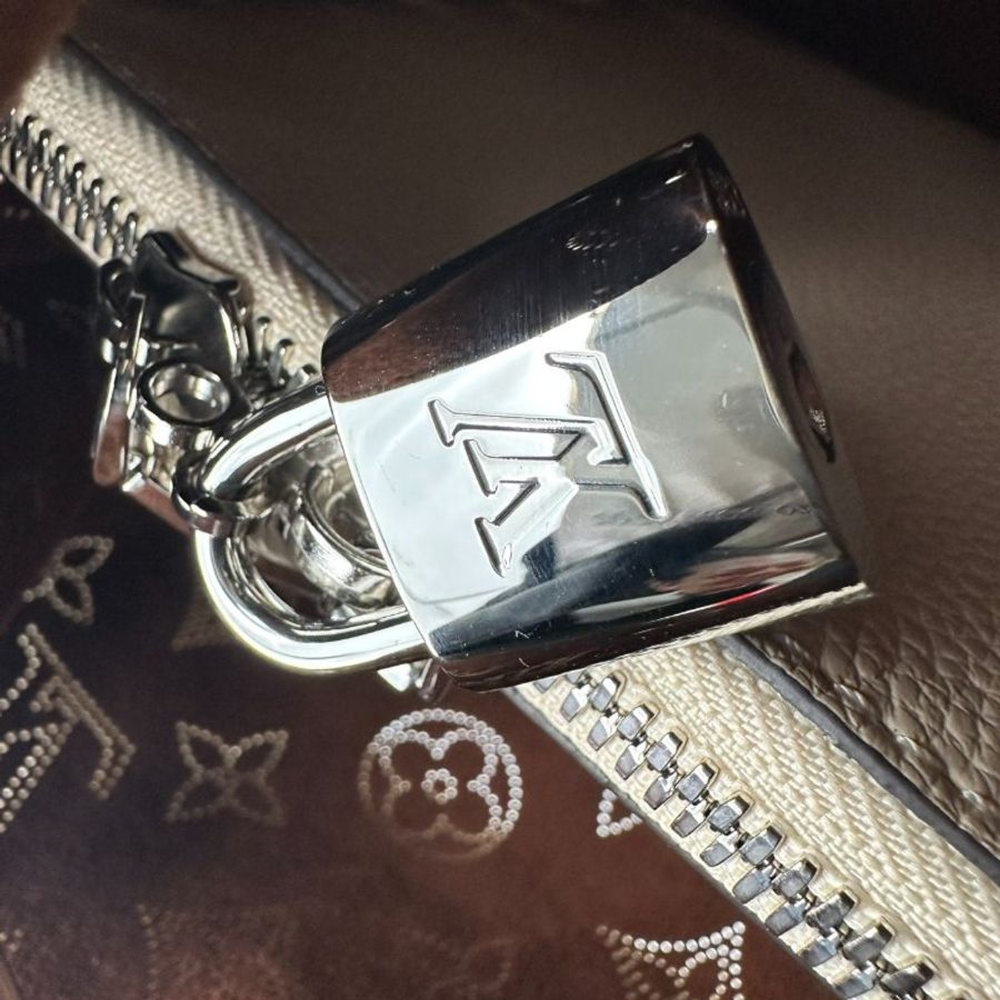 【美收精品】 Louis Vuitton Muria Mahina 鏤空雕花小牛皮手提包 C-752 隔月月中將轉賣至日本 上架期限30天】-12