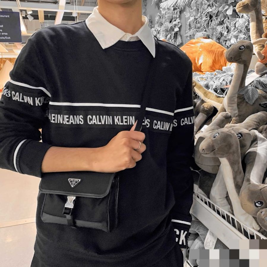 普拉達 Prada Re-Nylon 手機包,黑色尼龍拼皮郵差包-1