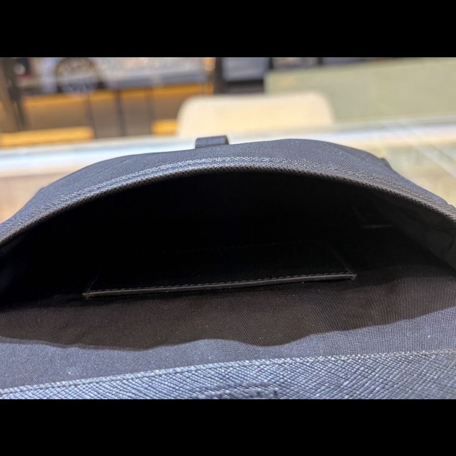 普拉達 Prada Re-Nylon 手機包,黑色尼龍拼皮郵差包-6
