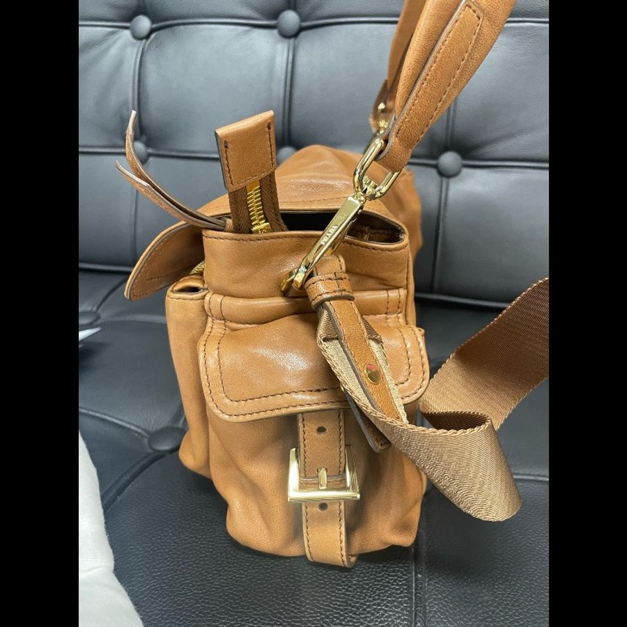 Prada 普拉達 Explore焦糖色小羊皮郵差包-4