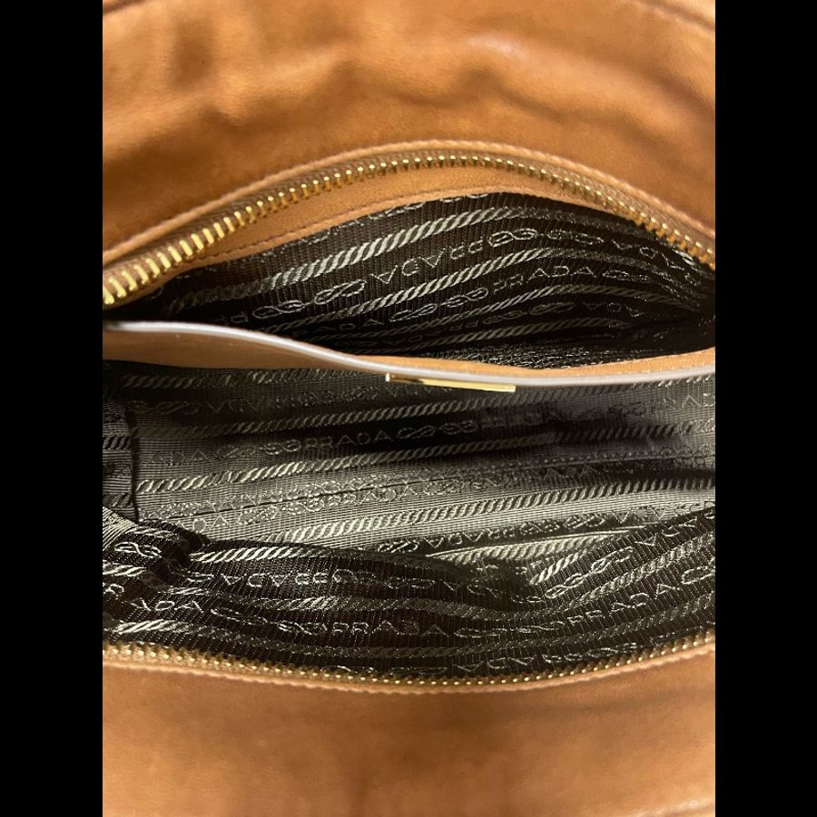 Prada 普拉達 Explore焦糖色小羊皮郵差包-6