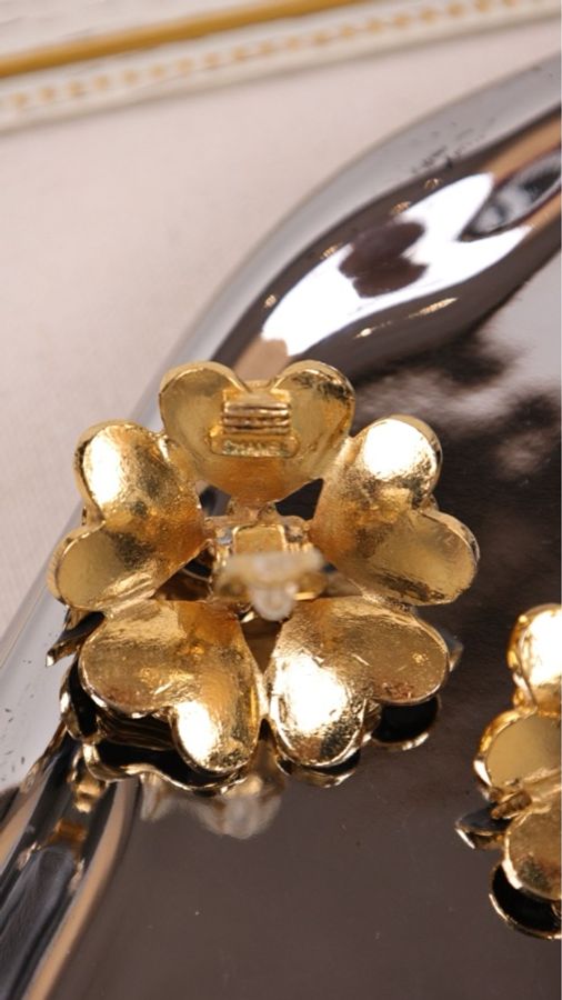 Chanel 黑金花花珍珠耳夹-4