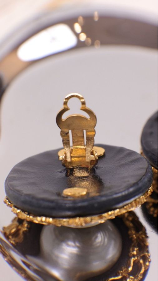 Chanel 91年黑金编花滚边珍珠耳夹-5