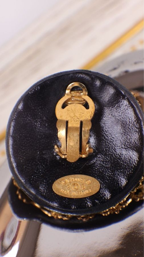 Chanel 91年黑金编花滚边珍珠耳夹-11