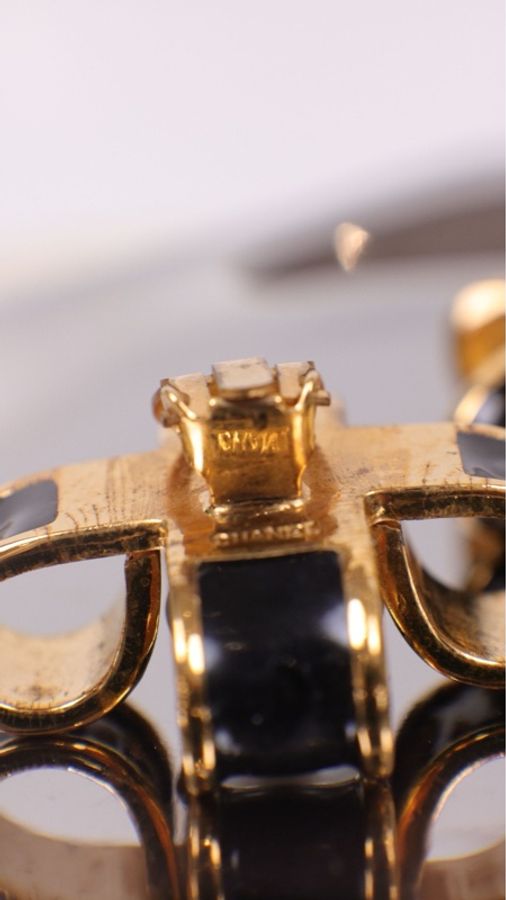Chanel 黑金法郎十字珍珠耳夹-6