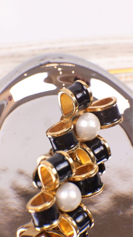 Chanel 黑金法郎十字珍珠耳夹-7