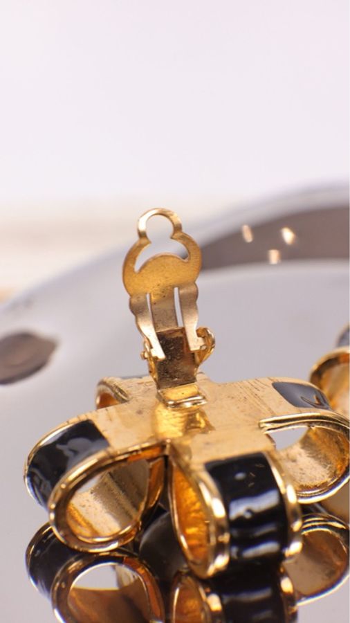 Chanel 黑金法郎十字珍珠耳夹-9