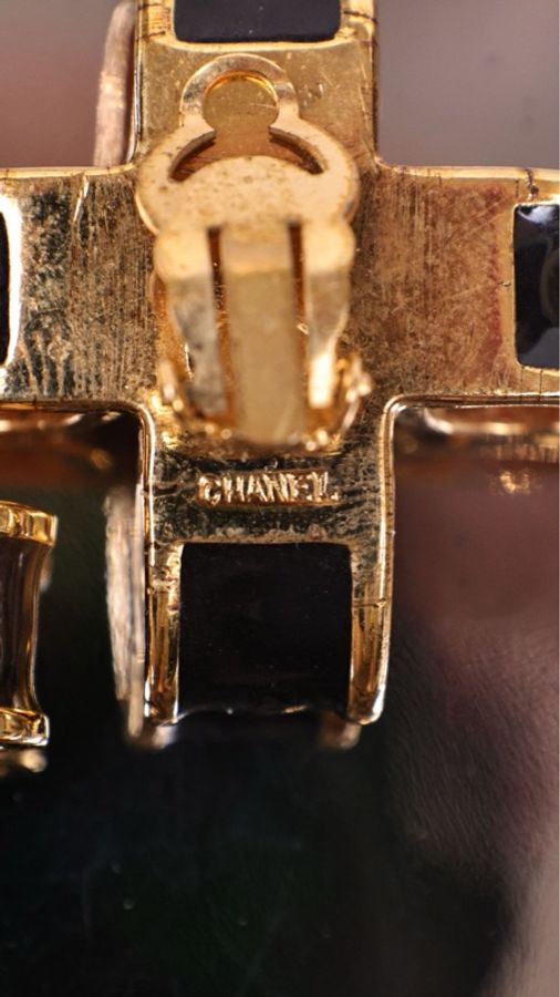 Chanel 黑金法郎十字珍珠耳夹-13