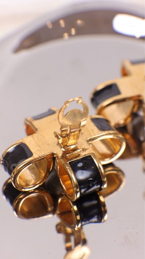 Chanel 黑金法郎十字珍珠耳夹-16