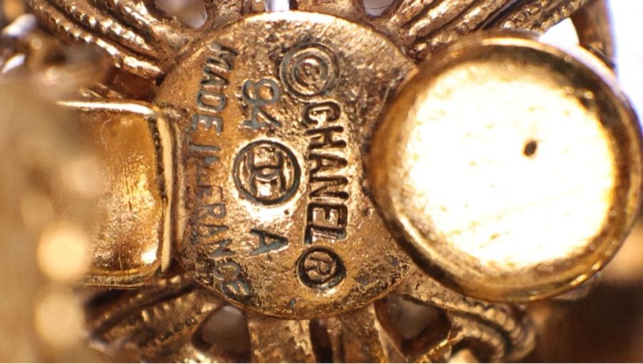 Chanel 94年红金琉璃吊坠珍珠耳夹-3