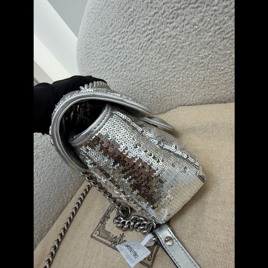 Gucci古馳GG Marmont系列馬蒙26,銀色品牌Logo,聖誕限定亮片銀款-2