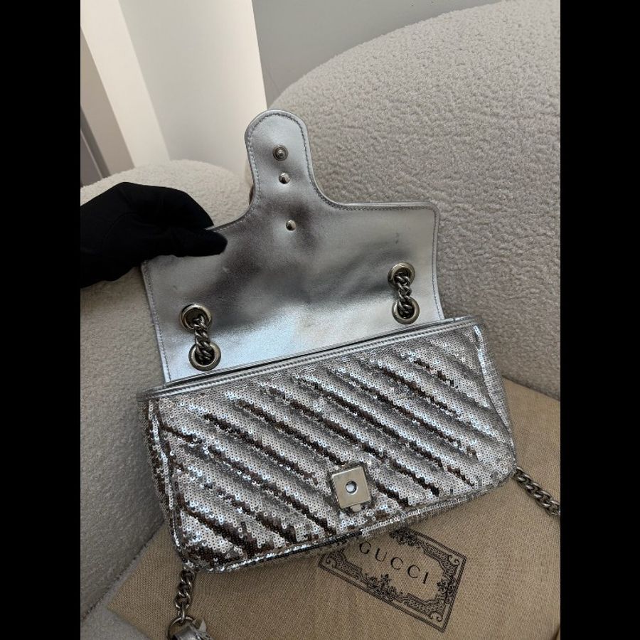 Gucci古馳GG Marmont系列馬蒙26,銀色品牌Logo,聖誕限定亮片銀款-5