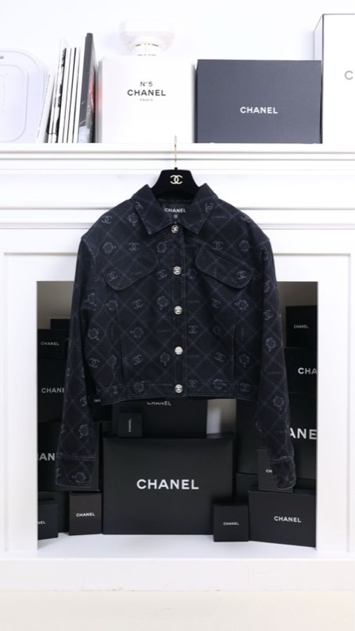 Chanel 23A达喀尔隐藏款cc黑色丹宁牛仔山茶花满印牛仔外套-0