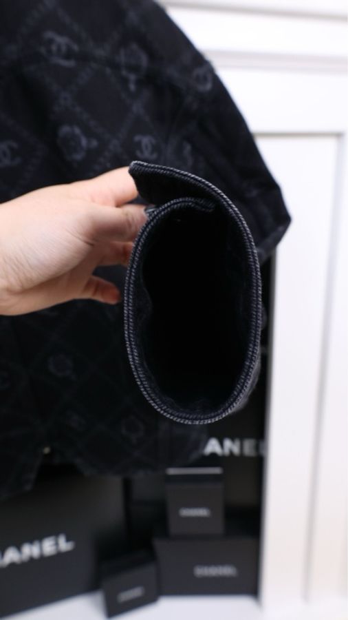 Chanel 23A达喀尔隐藏款cc黑色丹宁牛仔山茶花满印牛仔外套-12