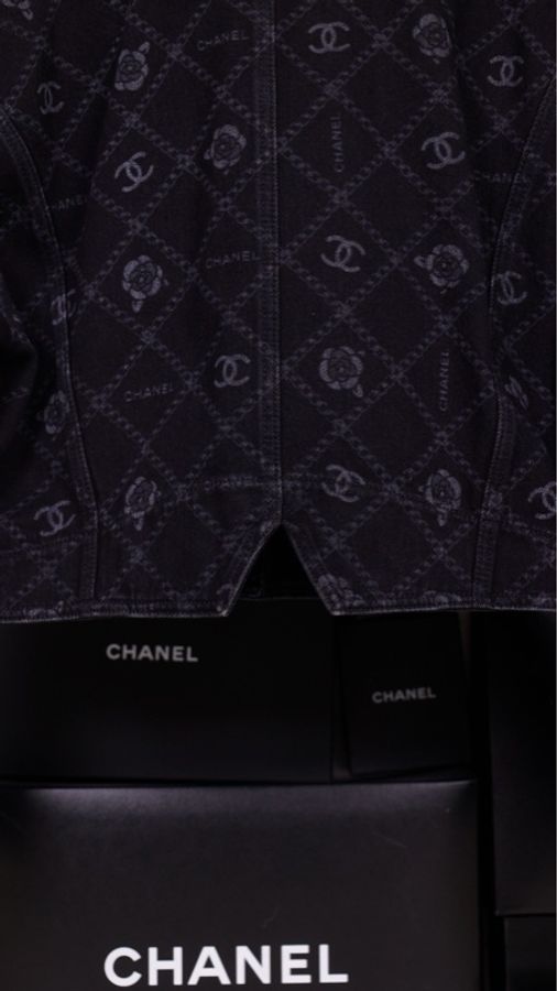 Chanel 23A达喀尔隐藏款cc黑色丹宁牛仔山茶花满印牛仔外套-20