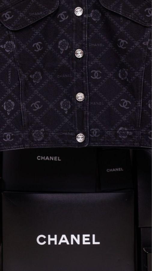 Chanel 23A达喀尔隐藏款cc黑色丹宁牛仔山茶花满印牛仔外套-23