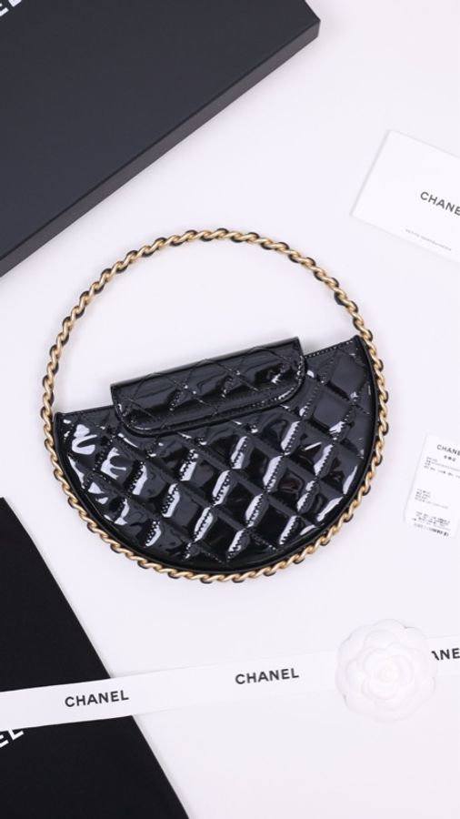 Chanel 23K秋冬黑金漆皮格纹皮穿链呼啦圈手拿包-1