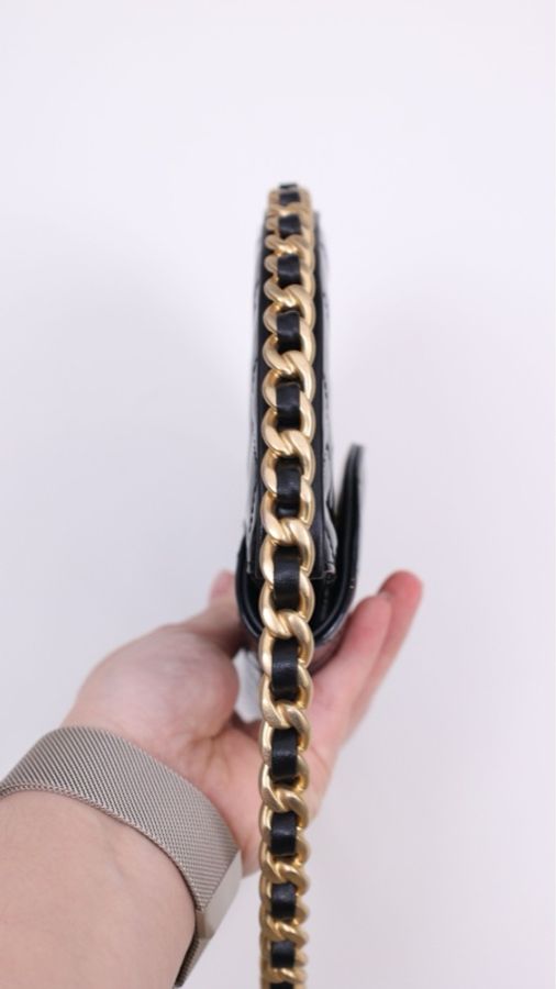 Chanel 23K秋冬黑金漆皮格纹皮穿链呼啦圈手拿包-3